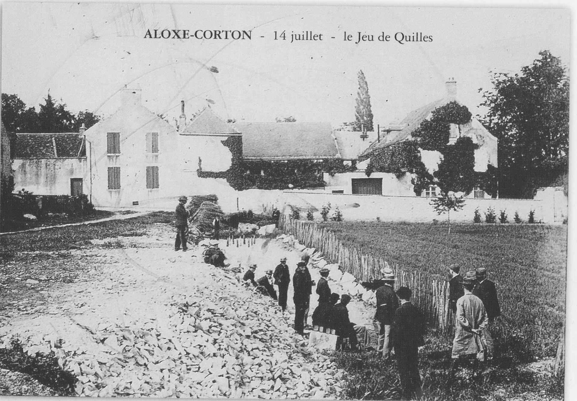 Le traditionnel Jeu de Quilles du 14 Juillet, autour de 1900 (le mur de souténement du Clos du Chapitre n'avait pas encore été construit)